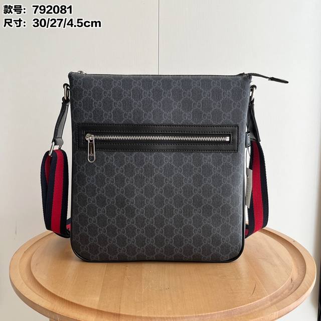 Actual shot Model number: 792081 Size: 27 28.5 5Cm New crossbody men's bag stre