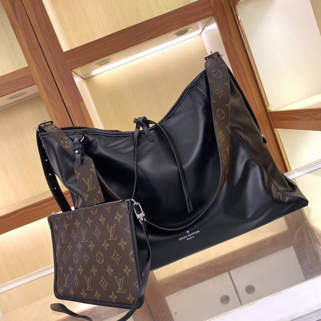 M25143 Large Louis Vuitton introduces the new Carryall Medium handbag, featuring