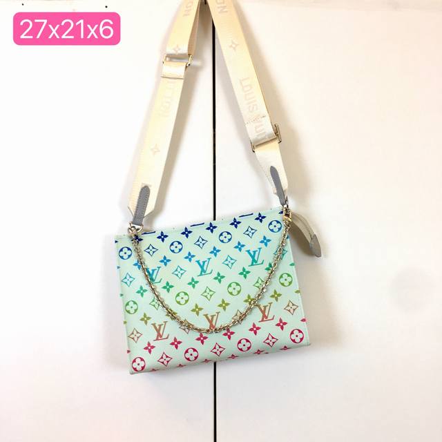 M13746, M13907, Pochette Voyage Dnsnh Medium Handbag is made of the new iconic b