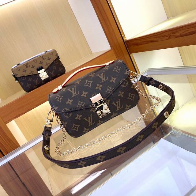 M46279 Messenger Bag. The small East West M