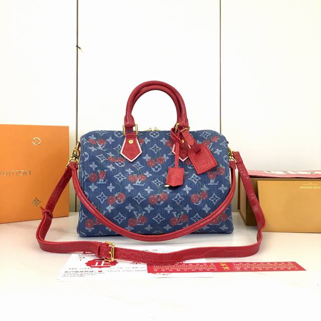 N87627 M13344 M40391 This Speedy Soft 30 bag features Louis Vuitton's exquisite