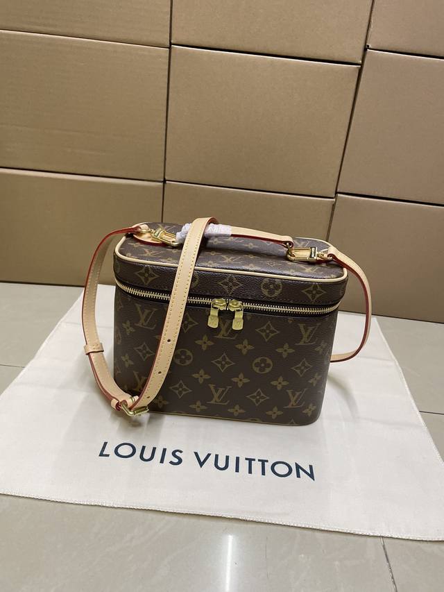 Top original high quality M42265 cosmetic bag with long shoulder strap chip jump