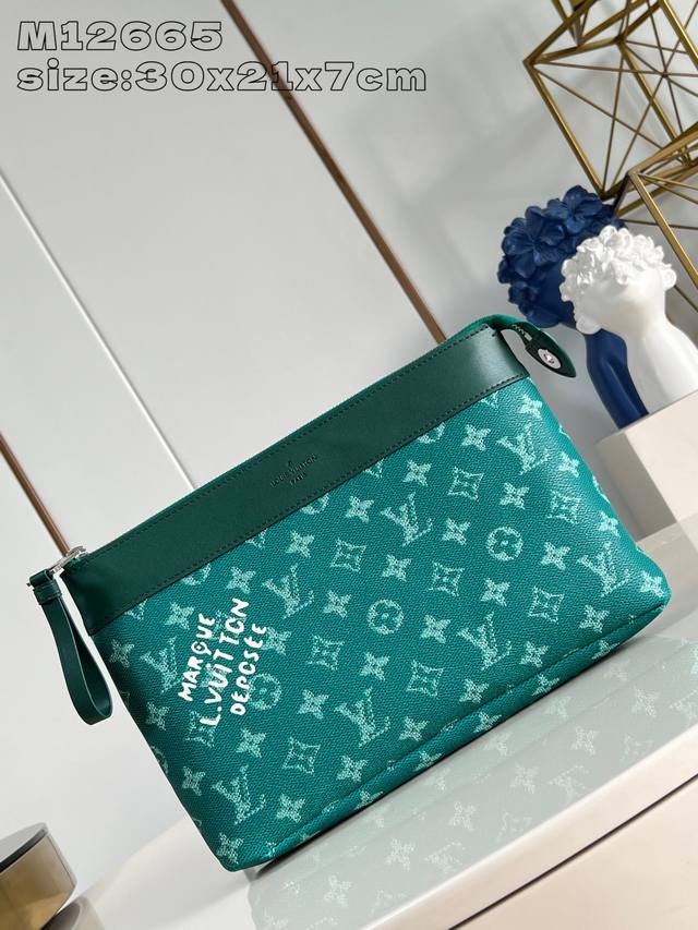 Top-quality original home photo M12665 Pochette Voyage Souple Clutch is made of