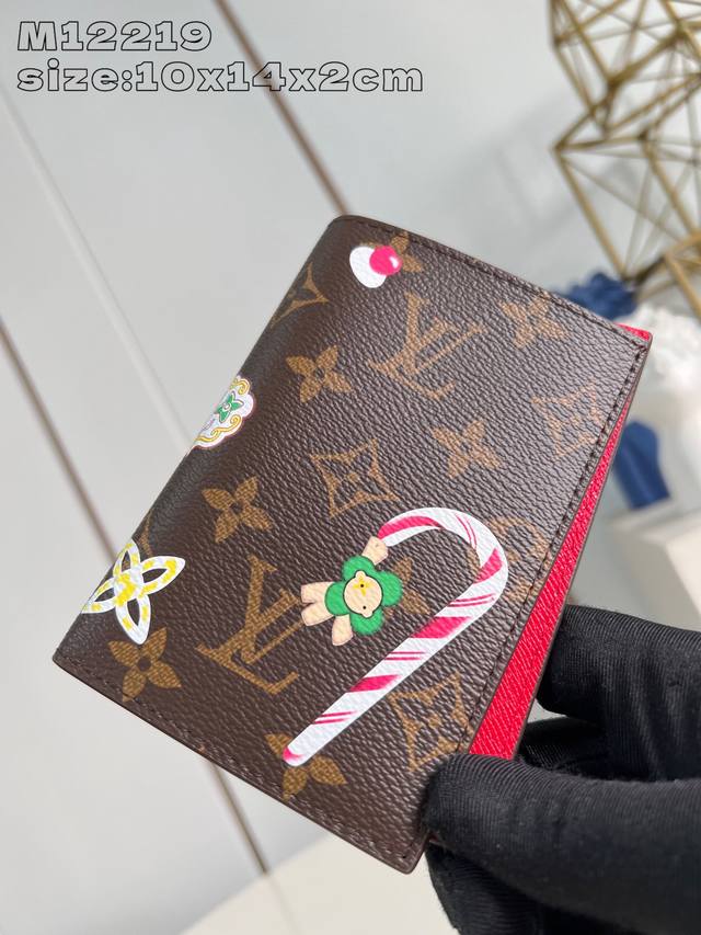 Top-quality original photo M12219 This Candy Factory passport holder features th