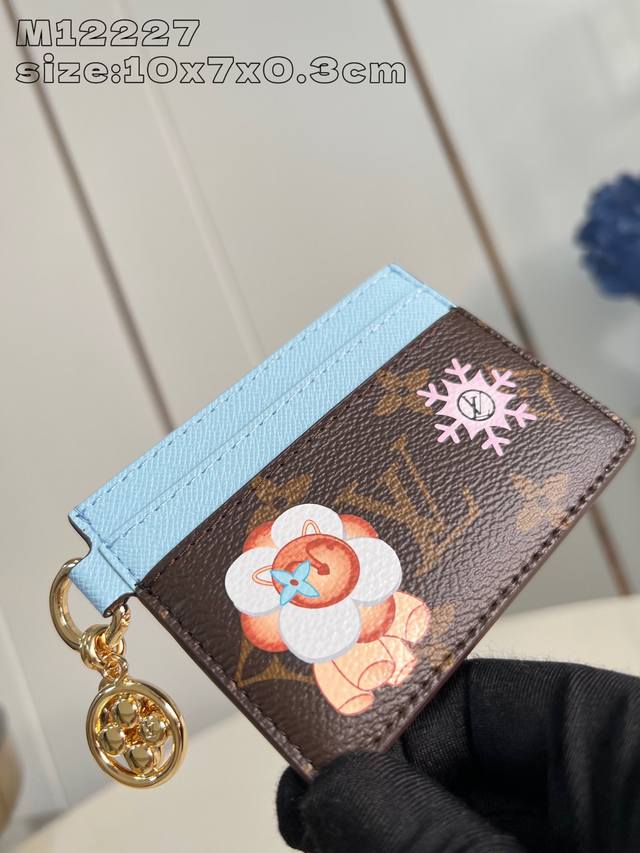 Top-quality original home photo M12227 This Snow Show collection's LV Charms bus