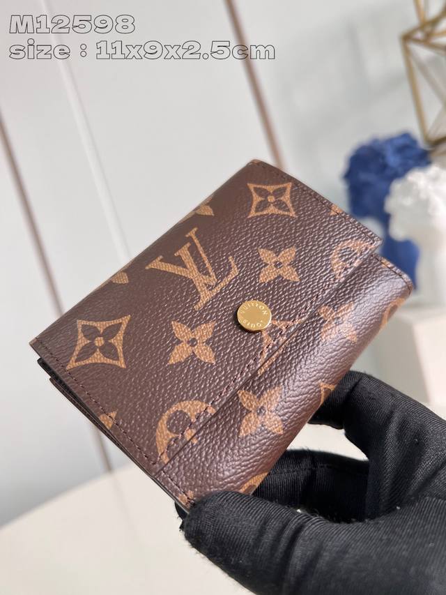 Top-quality original home photo M12598 This elegant Victor wallet is made of Mon