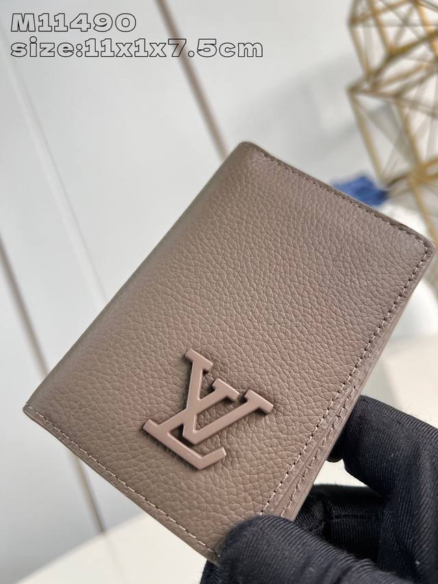 Top-quality original home photo M11490 This pocket wallet features a compact des