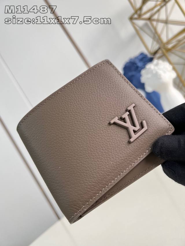 Top-quality original home photo M11487 This Multiple Wallet is from the LV Aerog