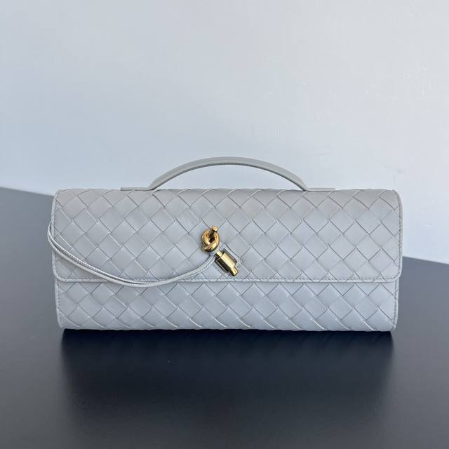 Bv Clutch long clutch with handles, the design of the clutch reflects the exquis