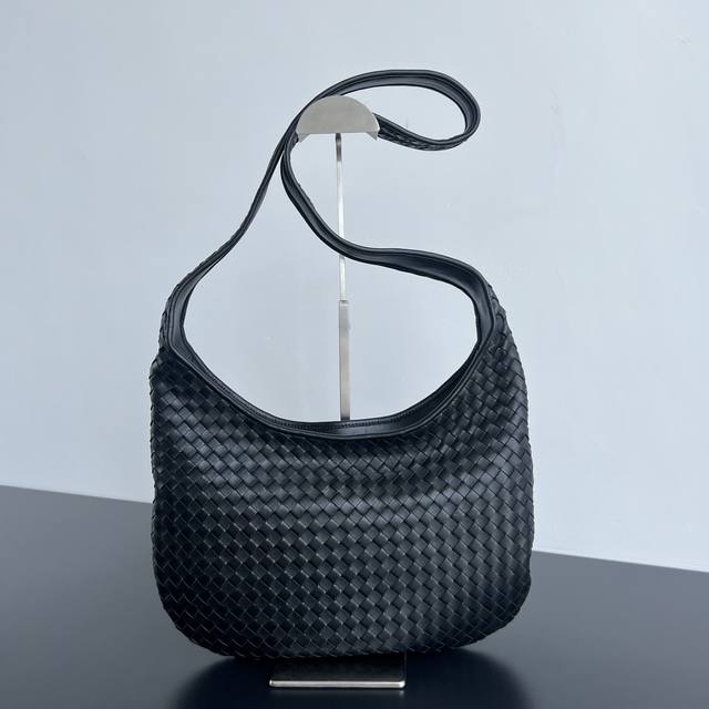 Bv's new Veneto small braided bag returns to its original 1cm design. The small