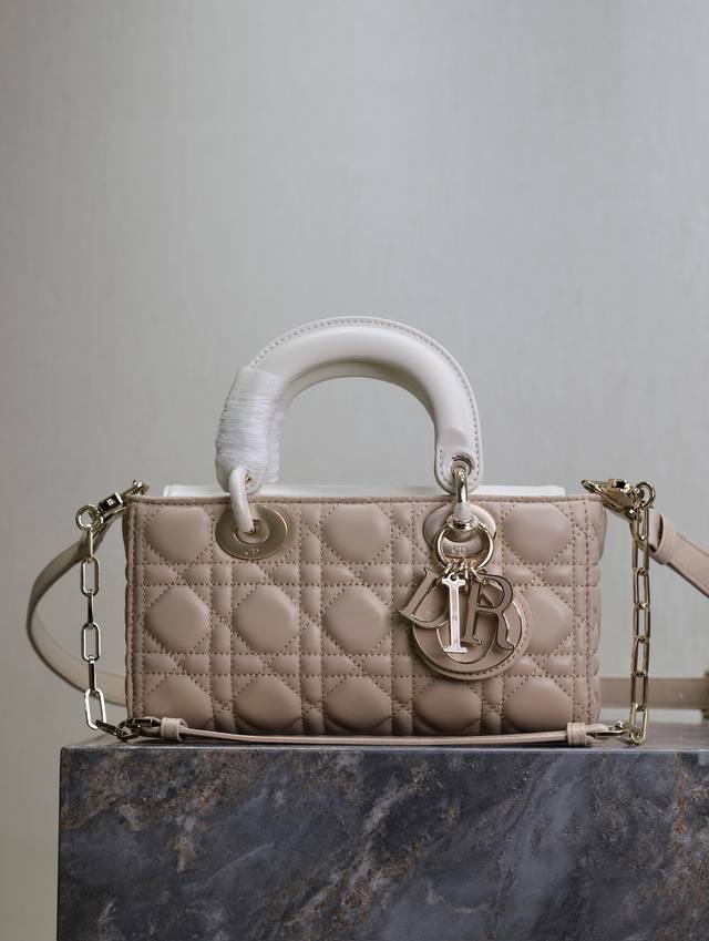 A new Lady Djoy bag in a small, horizontal version, in apricot and white. Many p