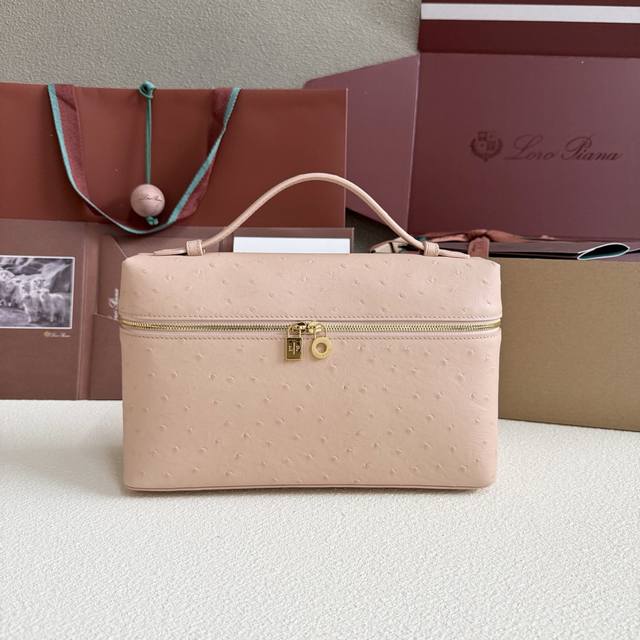 Extra Pocket L27 Gold Buckle Color: Sand Pink This wide-mouthed clutch is crafte