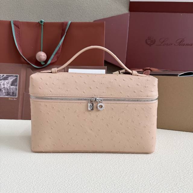 Extra Pocket L27 Silver Buckle Color: Sand Pink This wide-mouth clutch is crafte