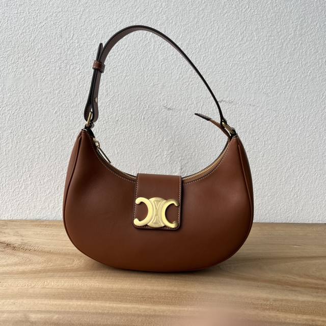 New Arrival! Ava Underarm Bag with a Large Logo! New arrival! It's got a great r