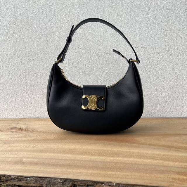 New Arrival! Ava Underarm Bag with a Large Logo! New arrival! It's got a great r