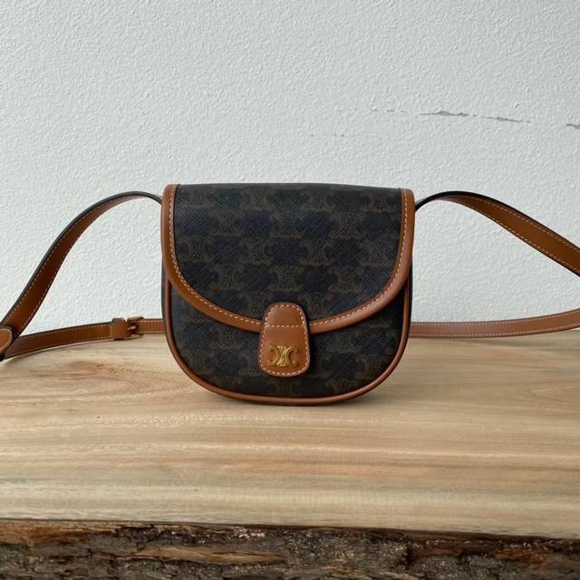 Original Triomphe Besace Mini New Saddle is born. The world's first model is als