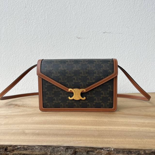 New Product Launch: Ce's new large Woc envelope bag. Compared to the previous sm