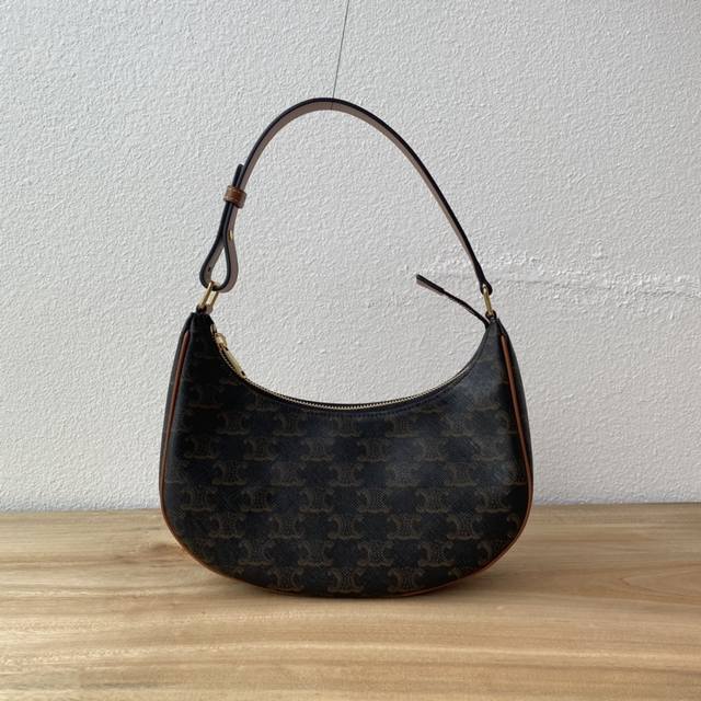 Original order online Compared with the popular bags in the past, the underarm b