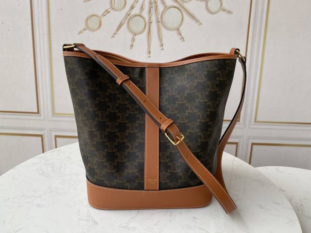Top-grade original Celine, stunning monogram pattern. The body pattern is domina
