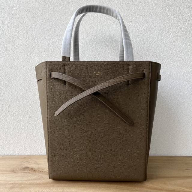Cabas series has a newly upgraded logo. Recommended: a bucket bag with a soft an