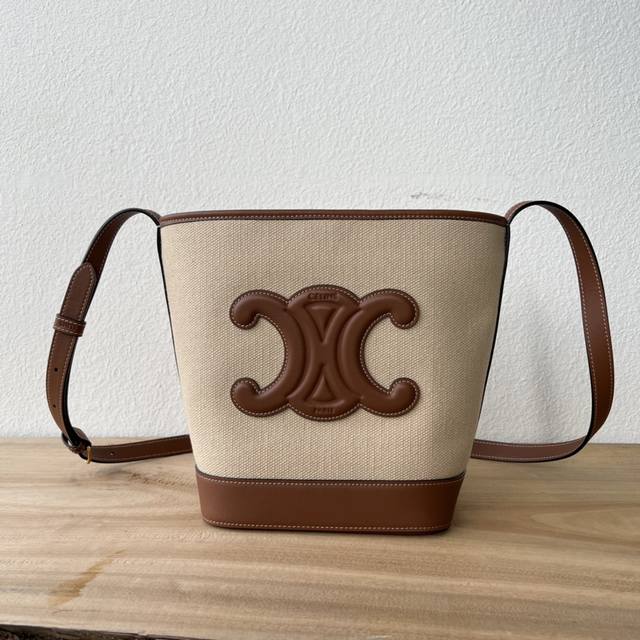 a top-of-the-line Cuir bucket bag for spring and summer. The large, 3D Arc de Tr