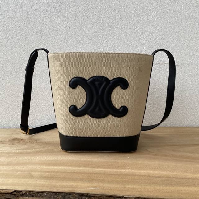 a top-of-the-line Cuir bucket bag for spring and summer. The large, 3D Arc de Tr