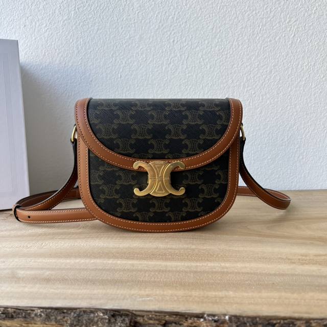 New arrival! This season, Ce introduces the new Arc de Triomphe Saddle Bag. Feat