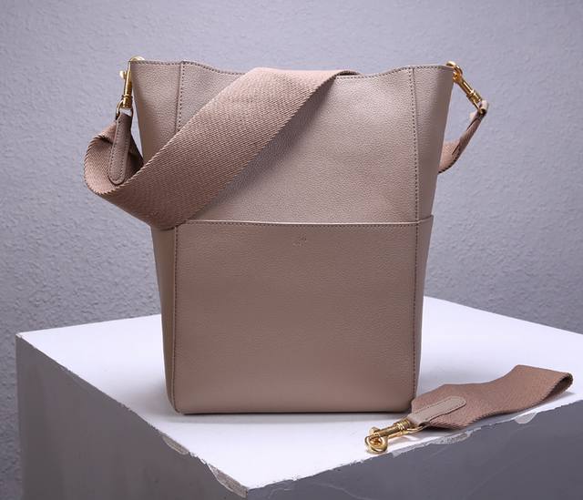 Original Shipment Large Seau Sangle Large soft grained calfskin shoulder bag Det