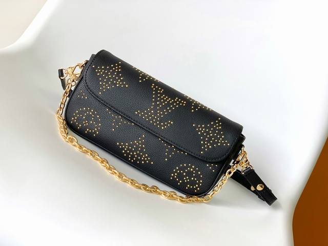 M82653 This original Wallet On Chain Ivy handbag is crafted from grained cowhide