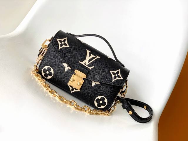 210C01M46595 Black M22942 Beige M23081 Apricot M46596 Black. This original Poche