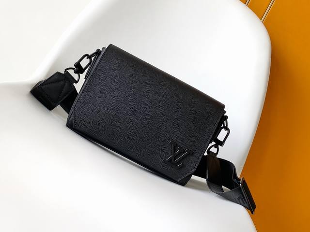 Premium original M24769 black, chip-coated, top-grain cowhide. This Pilot mini b