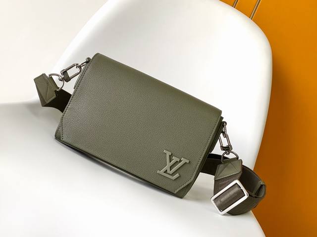 Small Messenger Bag is crafted from cowhide leather. Its blunt-angled flap and L
