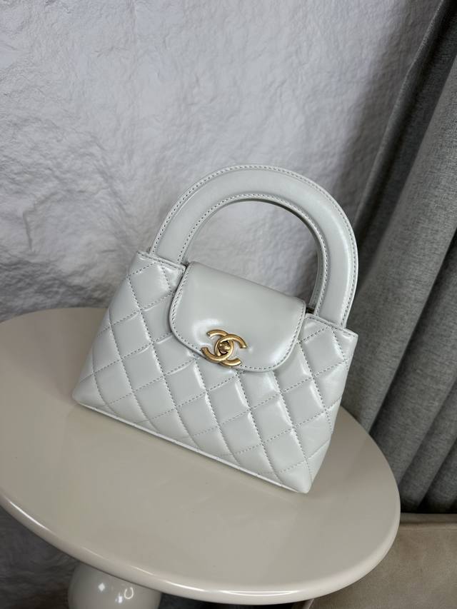 24A Kelly Handle Bag White Fashion is a cycle. The popular vintage Kelly has bee