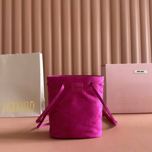 Configuration: Full counter packaging, premium hardware, genuine Nappa nubuck le