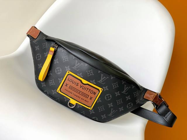 163C01. This top-of-the-line, original, and popular M45220 Bumbag, a classic wai
