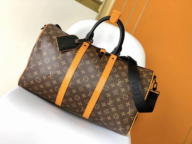 M46703 45cm M46702 55cm This original Keepall Bandouli