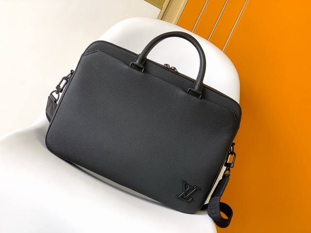 Premium Original M23778 This Zjmpot cowhide briefcase combines modern design wit