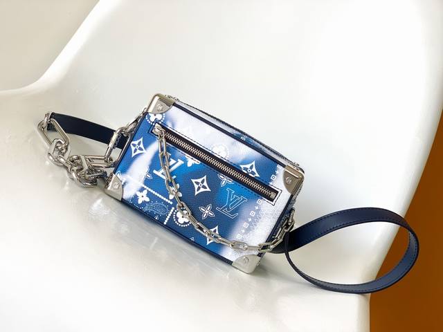 M20557 Premium Original Mini Soft Trunk Handbag inherits the boxy shape of Louis