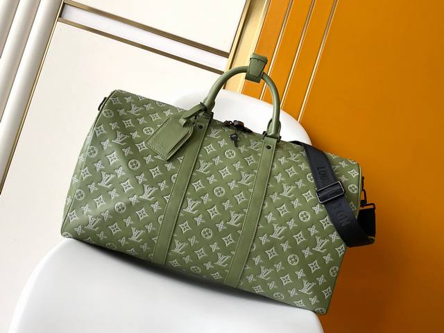 Top Original 163C01 Dynamic Chip M12504 This Keepall 50 travel bag is made of ca