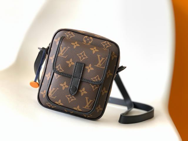 Top-quality original home photo M69404 Christopher Mini Handbag is made of the i