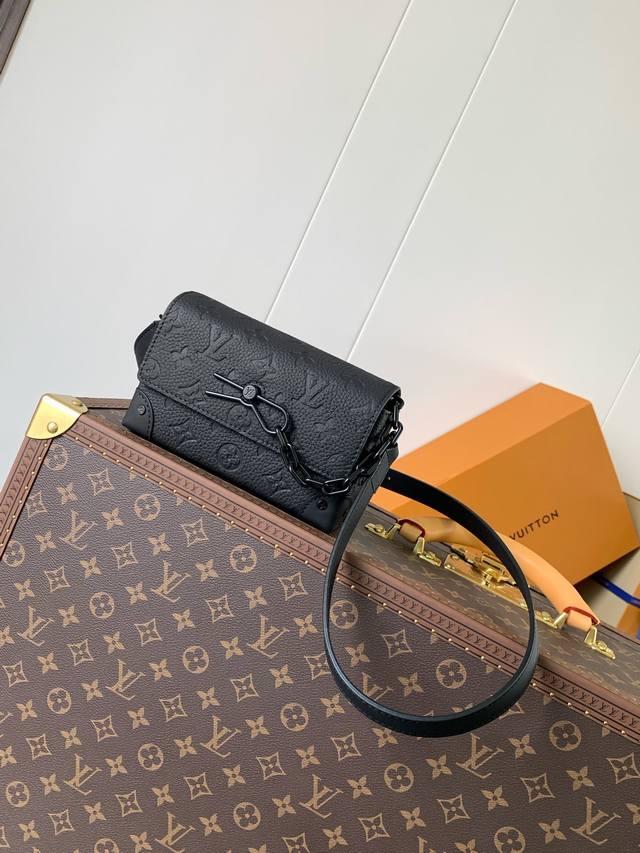 All-steel hardware with variable code chip M81746. This Steamer mini handbag is