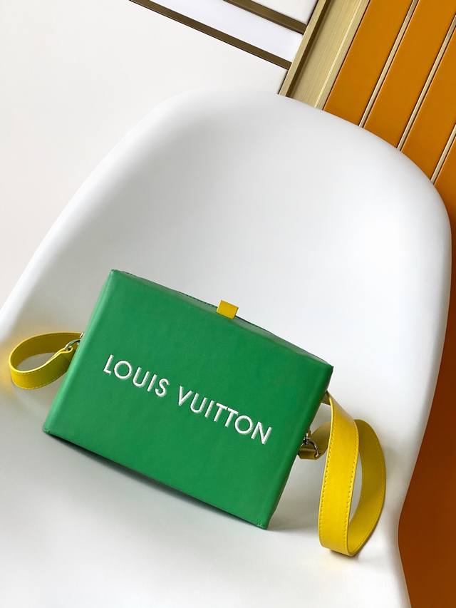 M24455 Blue, green, and yellow. This medium Shopper handbag draws inspiration fr