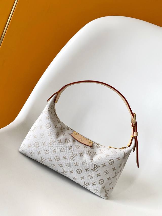 M12433 Dynamic Code This version of the Hills Pochette draws inspiration from Lo