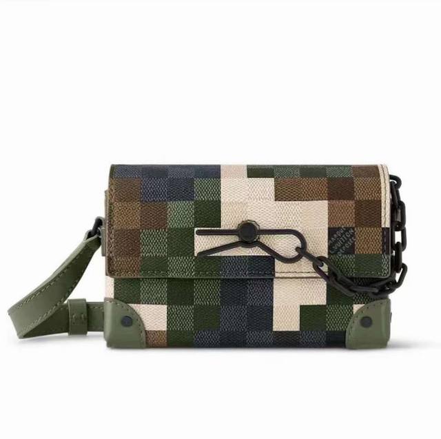 Variable Chip, Top-Quality Original M83172. This Steamer Mini Bag is crafted fro