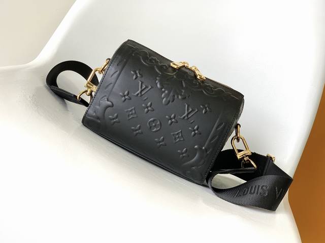 M44954 catwalk model Lv embossed top-grade original single This Sac Plat handbag