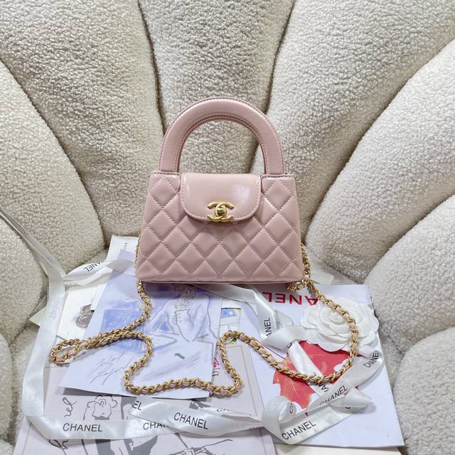 Pink! In stock: 24A Kelly handle bag in velvet. Fashion is a cycle, and the popu