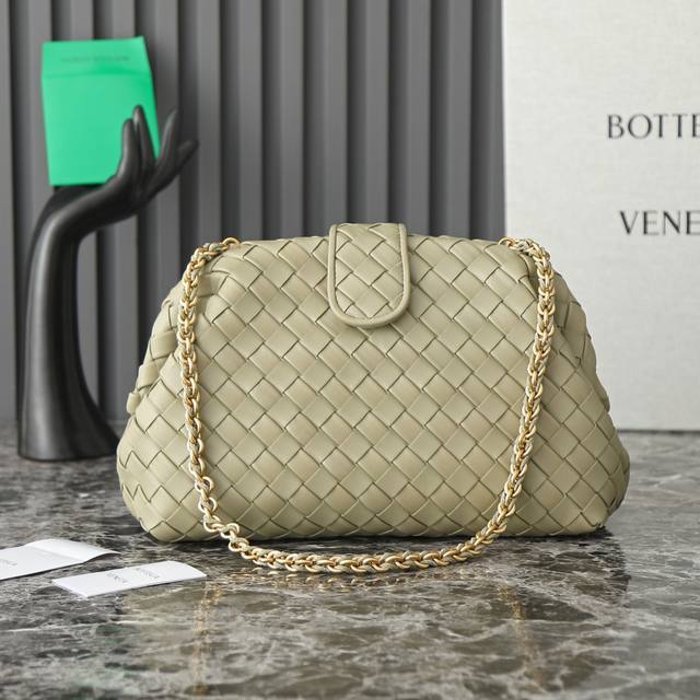 Lauren Teen Clutchbottega Veneta's new season 'it bag' elevates summer looks wit