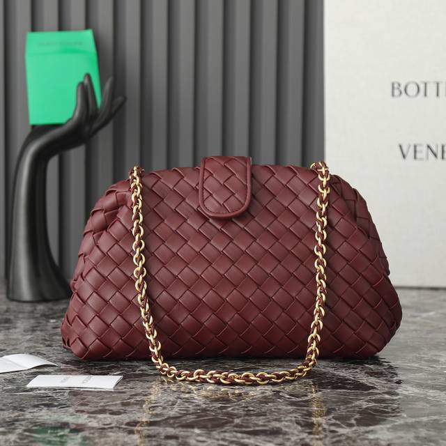 Lauren Teen Clutchbottega Veneta's new season 'It Bag' elevates summer looks wit