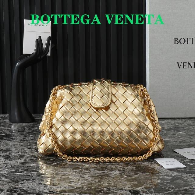 Lauren Teen Clutch. Bottega Veneta's new season 'it bag' elevates summer looks w