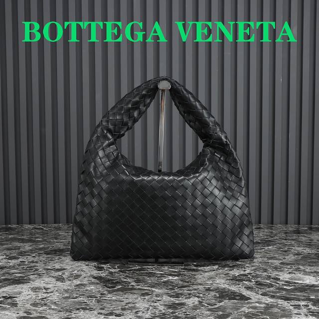 Bv's new Hop small series handbags are angular, flexible and fashionable. Inspir